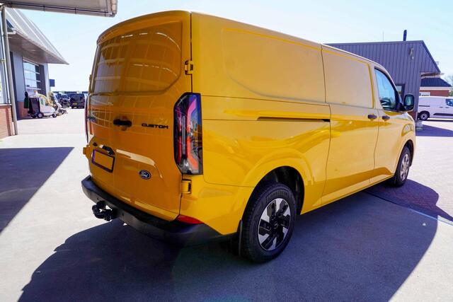 Ford E-Transit Cust. 320 L2H1 136PK Trend 65 kWh Automaat nr. V114 | Airco | Cruise | Camera | Apple CP| Trekhaak 8 STUKS