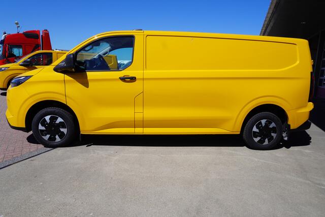 Ford E-Transit Cust. 320 L2H1 136PK Trend 65 kWh Automaat nr. V114 | Airco | Cruise | Camera | Apple CP| Trekhaak 8 STUKS