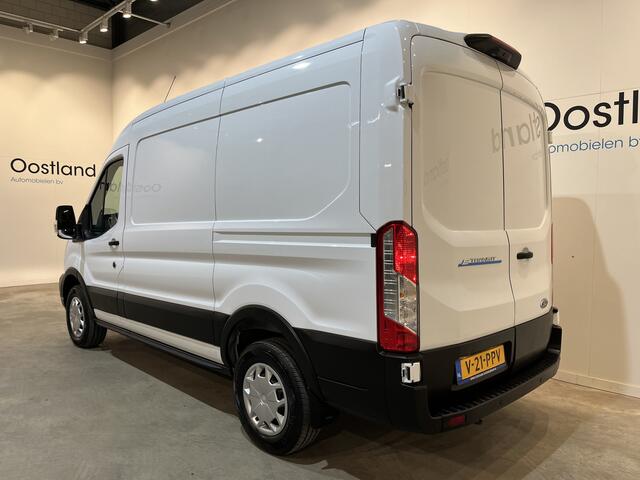 Ford E-Transit 390 (3500 kg) L2H2 Trend 68 kWh / 100% Elektrisch !! / Airco / Cruise Control / CarPlay / Camera / Navigatie / 3-Zits / 2.500 KM !!