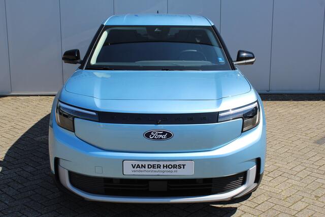 Ford EXPLORER Extended Range RWD 77kWh/286pk. Range 602km WLTP. Van ¤. 47650,- voor ¤. 39895,-. Fabr. garantie t/m 06-10-2028 ! Volautm. airco, elektr. achterklep, navigatie, stoel- en stuurwielverw., adaptieve cruise cntrl, lane- en side assist, 360gr. camera, LM wiel
