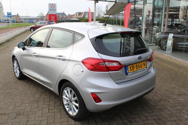 Ford FIESTA 1.0-100pk EcoBoost Titanium 5drs. Uiterst nette, luxe en zuinige Ford Fiesta. Voalautm. airco, Cruise control, Navigatie, LM wielen, Metallic lak, Parkeersensoren achter, Telefoonvoorb., Lane assist etc.