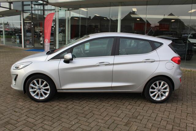 Ford FIESTA 1.0-100pk EcoBoost Titanium 5drs. Uiterst nette, luxe en zuinige Ford Fiesta. Voalautm. airco, Cruise control, Navigatie, LM wielen, Metallic lak, Parkeersensoren achter, Telefoonvoorb., Lane assist etc.