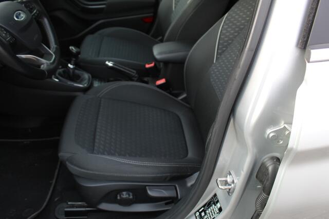 Ford FIESTA 1.0-100pk EcoBoost Titanium 5drs. Uiterst nette, luxe en zuinige Ford Fiesta. Voalautm. airco, Cruise control, Navigatie, LM wielen, Metallic lak, Parkeersensoren achter, Telefoonvoorb., Lane assist etc.