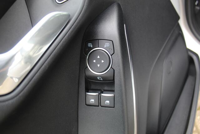 Ford FIESTA 1.0-100pk EcoBoost Titanium 5drs. Uiterst nette, luxe en zuinige Ford Fiesta. Voalautm. airco, Cruise control, Navigatie, LM wielen, Metallic lak, Parkeersensoren achter, Telefoonvoorb., Lane assist etc.