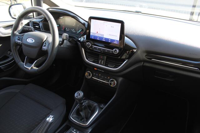Ford FIESTA 1.0 EcoBoost Titanium Navigatie/Adaptive cruise control/Climate control/Lane assist/Apple carplay/Stoelverwarming/Stuurverwarming/Voorruitverwarming/Achteruitrijcamera/Parkeersensoren rondom/Dodehoek detectie/Keyless/Bluetooth/Lichtmetalen velgen.