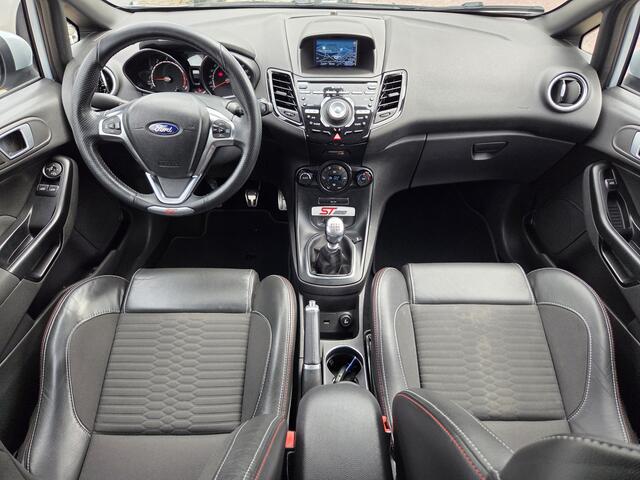 Ford FIESTA 1.6 ST200 200PK NAVIGATIE|CRUISE CONTROL|CAMERA|PDC VOOR&ACHTER|ECC/AIRCO|GETINT GLAS|STOELVERWARMING Maandag tot Vrijdag geopend van 09.00 tot 20.00 uur en Zaterdag van 09.00 tot 18.00 uur