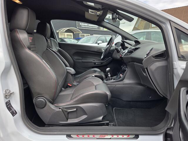 Ford FIESTA 1.6 ST200 200PK NAVIGATIE|CRUISE CONTROL|CAMERA|PDC VOOR&ACHTER|ECC/AIRCO|GETINT GLAS|STOELVERWARMING Maandag tot Vrijdag geopend van 09.00 tot 20.00 uur en Zaterdag van 09.00 tot 18.00 uur