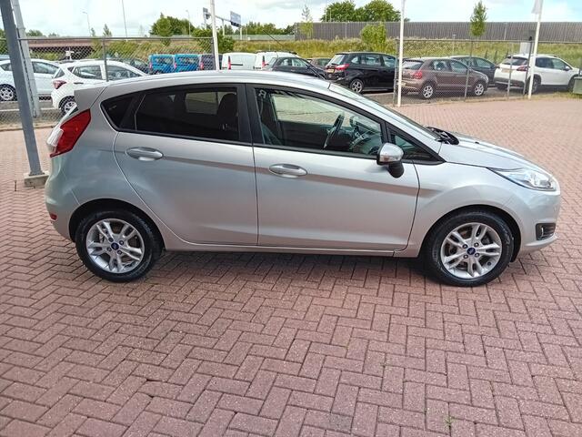 Ford FIESTA 1.0 EcoBoost Titanium, Airco, Multimediasysteem, Bluetooth telefoonverbinding, Cruise control, Parkeersensoren, Navigatie, Stoelverwarming, Verwarmde voorruit, Centrale vergrendeling met AB, Elektrische ramen en spiegels, Lichtmetalen velgen, Nette auto, 