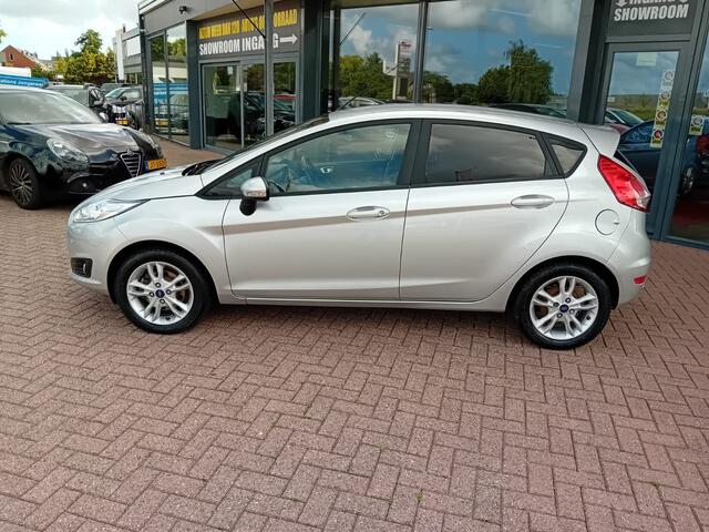 Ford FIESTA 1.0 EcoBoost Titanium, Airco, Multimediasysteem, Bluetooth telefoonverbinding, Cruise control, Parkeersensoren, Navigatie, Stoelverwarming, Verwarmde voorruit, Centrale vergrendeling met AB, Elektrische ramen en spiegels, Lichtmetalen velgen, Nette auto, 