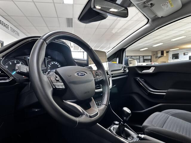 Ford FIESTA 1.0 EcoBoost Titanium/ 15'' LMV/ LED Koplampen/ DAB+/ Lane-Assist./ Clima/ Cruise/ Elek. pakket/ Isofix/ Bluetooth/ Multi. LEDER. Stuur/ Mistl./ PDC/ Chroom/ LED Dagrijverl.