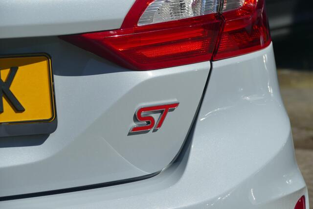 Ford FIESTA 1.5 EcoBoost ST-3 | VERWARMDE VOORRUIT | RIJKLAARPRIJS |