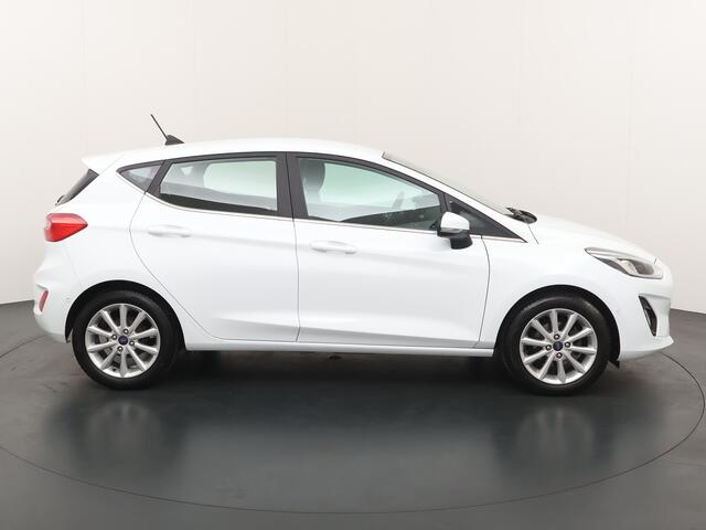 Ford FIESTA EcoBoost 100pk Titanium | Verwarmde voorruit | Camera | Navi | Cruise | All Season | Apple Carplay | Parkeersensoren |