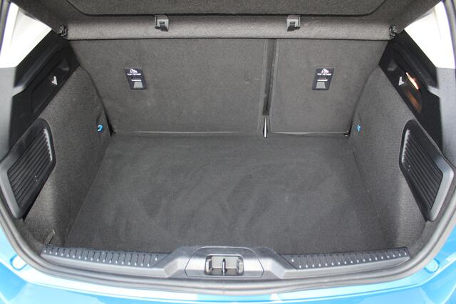 Ford FOCUS 1.0-155pk EcoBoost Hybrid ST-Line AUTOMAAT ! Trekgewicht 1.500kg ! Slechts 6.450km ! Ca. ¤. 8.000,- beneden de nieuwprijs ! Volautm. airco dual, navigatie, telefoonvoorb., adaptive cruise control, LED verlichting, metallic lak, camera, front-, lane- en si
