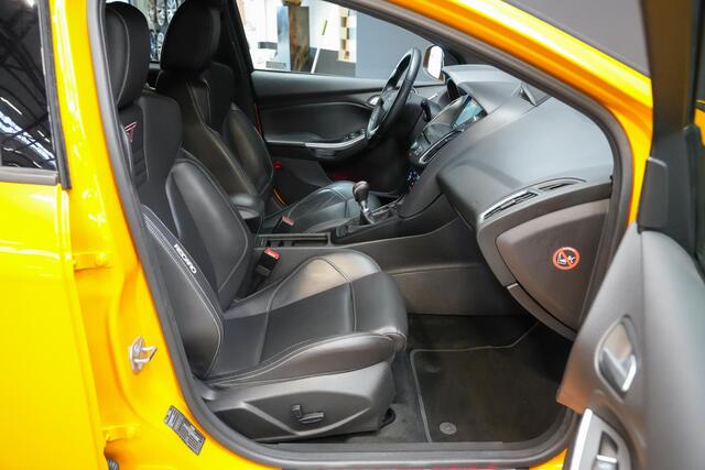 Ford FOCUS ST-3 2.0 250pk PERFORMANCE PACK |Sony|Apple Carplay & Android Auto|BLIS|cruise control|parkeercamera en sensoren|bi-xenon|19"|