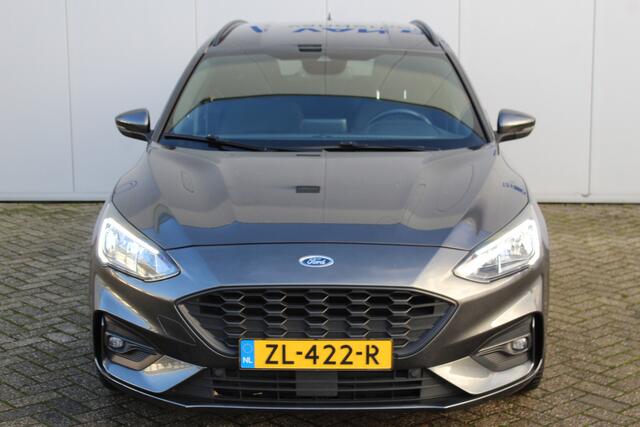 Ford FOCUS Wagon 1.0-125pk EcoBoost ST-Line AUTOMAAT ! Heel erg nette en goed onderhouden Ford Focus ST-Line wagon automaat. Volautm. airco dual, stoel-, stuur- en voorraamverw., camera, trekhaak, navigatie, telefoonvoorb., LM wln, cruise cntrl, skiluik etc., etc...