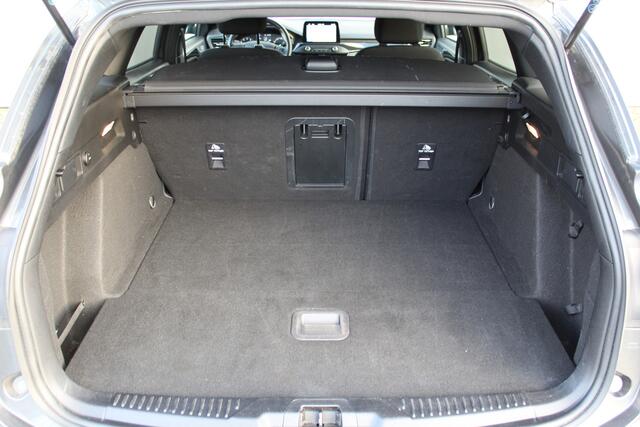 Ford FOCUS Wagon 1.0-125pk EcoBoost ST-Line AUTOMAAT ! Heel erg nette en goed onderhouden Ford Focus ST-Line wagon automaat. Volautm. airco dual, stoel-, stuur- en voorraamverw., camera, trekhaak, navigatie, telefoonvoorb., LM wln, cruise cntrl, skiluik etc., etc...