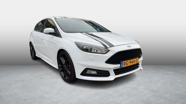 Ford FOCUS 2.0 ST 3 250 PK RECARO LEDER
