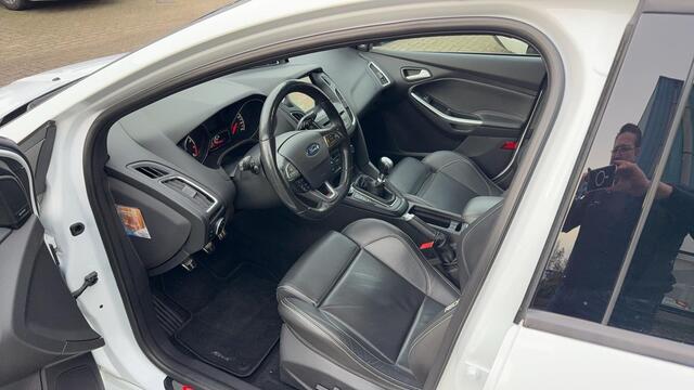 Ford FOCUS 2.0 ST 3 250 PK RECARO LEDER