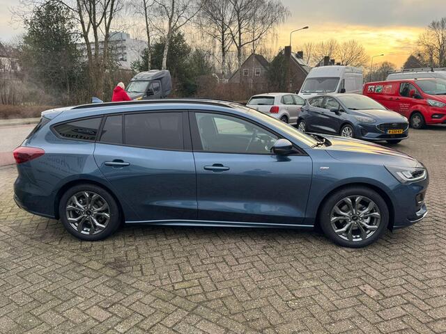 Ford FOCUS 1.0 EcoBoost Hybrid ST Line Wagon 155pk SCI Automaat | April leverbaar | Winter Pack | Chrome Blue | 12.3 inch personaliseerbare Digital Cockpit | Achteruitrijcamera | Draadloos opladen mobiele telefoon | Ford Keyless Entry