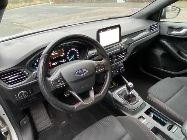 Ford FOCUS 1.0 EcoBoost ST Line Business met o.a. navi, lm velgen, cruise, parkeersensoren, etc.