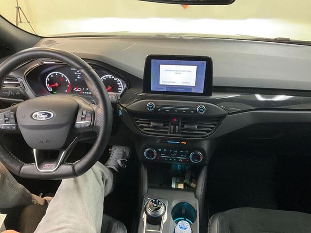 Ford FOCUS 2.3 EcoBoost ST-3 | 280pk Automaat! | Winter Pack | Adaptive LED | Sper differentieel | Achteruitrijcamera | Navigatie