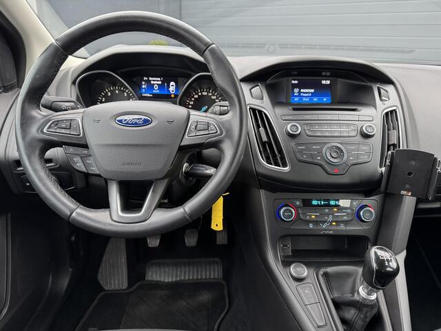 Ford FOCUS 1.0 Titanium Clima,Cuise,PDC,Trekhaak,Weinig KM,APK tot 05-2025