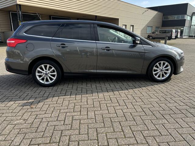 Ford FOCUS Wagon 1.0 Titanium AUTOMAAT [ Fm navi,camera,cruise,trekhaak,lmv,ecc,pdc ]
