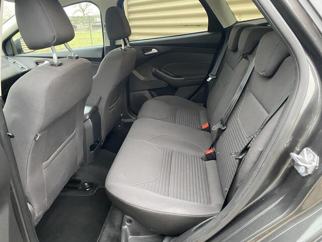 Ford FOCUS Wagon 1.0 Titanium AUTOMAAT [ Fm navi,camera,cruise,trekhaak,lmv,ecc,pdc ]