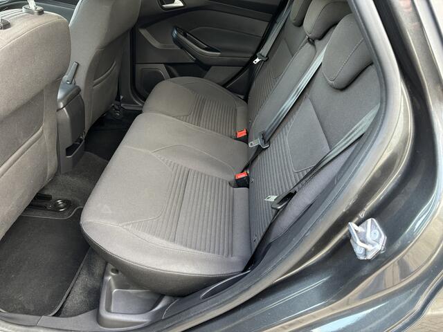 Ford FOCUS Wagon 1.0 Titanium AUTOMAAT [ Fm navi,camera,cruise,trekhaak,lmv,ecc,pdc ]