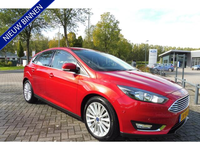 Ford FOCUS 125pk Titanium Ecc CrC Parkassist Navi 17i lmv Trekhaak nwe distributie