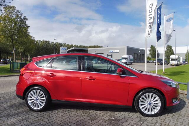 Ford FOCUS 125pk Titanium Ecc CrC Parkassist Navi 17i lmv Trekhaak nwe distributie
