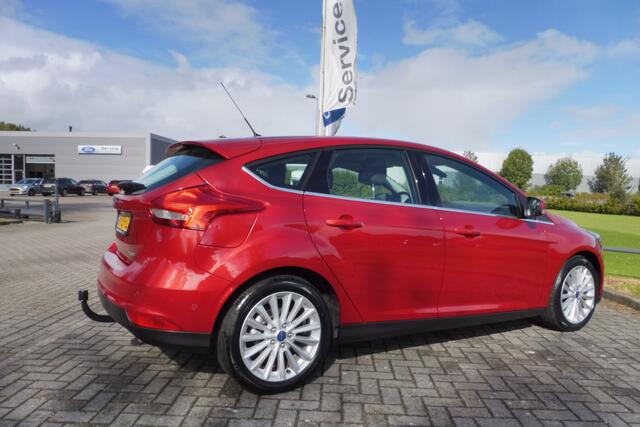 Ford FOCUS 125pk Titanium Ecc CrC Parkassist Navi 17i lmv Trekhaak nwe distributie