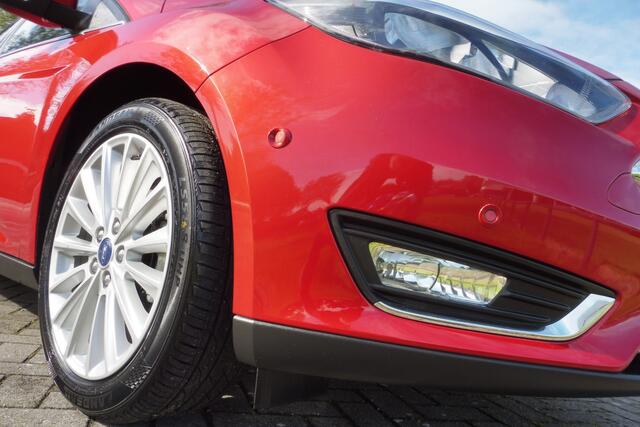Ford FOCUS 125pk Titanium Ecc CrC Parkassist Navi 17i lmv Trekhaak nwe distributie