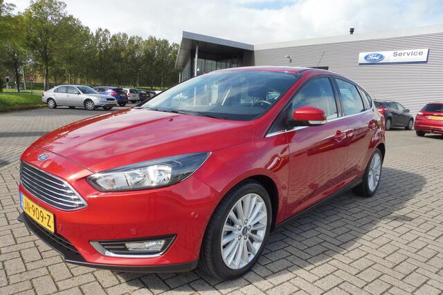 Ford FOCUS 125pk Titanium Ecc CrC Parkassist Navi 17i lmv Trekhaak nwe distributie