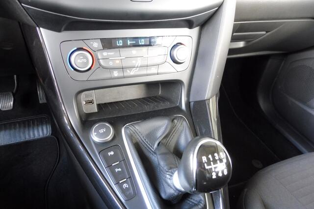 Ford FOCUS 125pk Titanium Ecc CrC Parkassist Navi 17i lmv Trekhaak nwe distributie