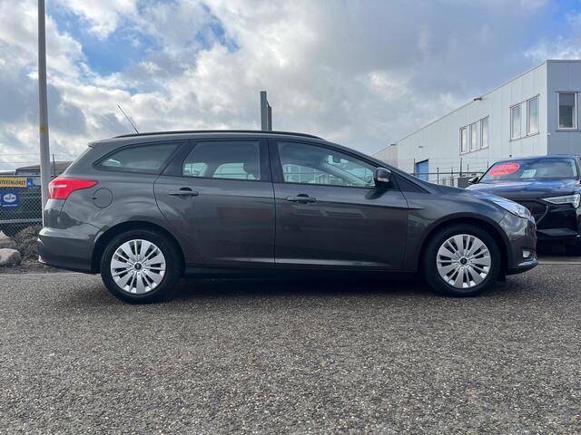 Ford FOCUS Wagon 1.0 Titanium | Cruise Control | Trekhaak | Carplay | NAVI | Parkeersensoren achter | Climate Control