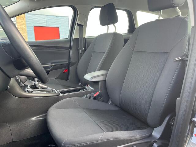 Ford FOCUS Wagon 1.0 Titanium | Cruise Control | Trekhaak | Carplay | NAVI | Parkeersensoren achter | Climate Control