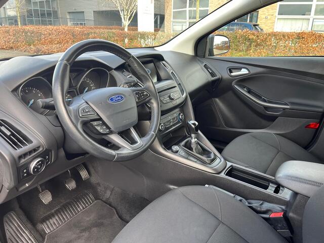 Ford FOCUS Wagon 1.0 Titanium | Cruise Control | Trekhaak | Carplay | NAVI | Parkeersensoren achter | Climate Control