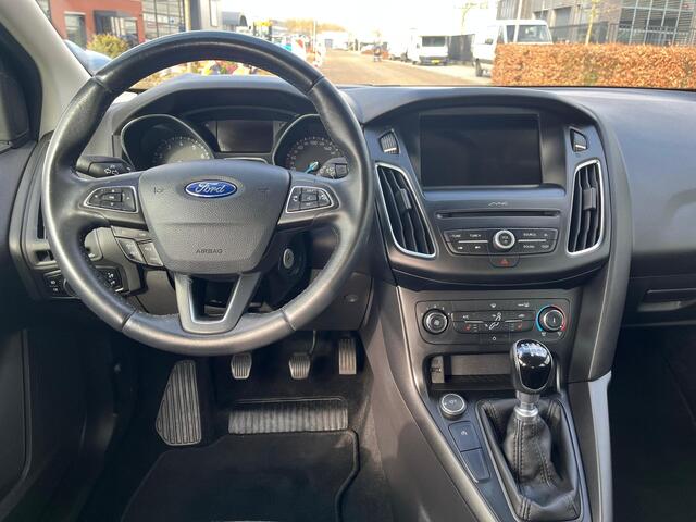 Ford FOCUS Wagon 1.0 Titanium | Cruise Control | Trekhaak | Carplay | NAVI | Parkeersensoren achter | Climate Control