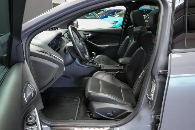 Ford FOCUS ST-3 2.0 250pk PERFORMANCE PACK |Milltek|Maxton splitterset|schuif/kanteldak|Sony|Apple Carplay & Android Auto|19" ST velgen|bi-xenon|lederen Recaro stoelen|parkeersensoren en camera|winterpack|cruise control|