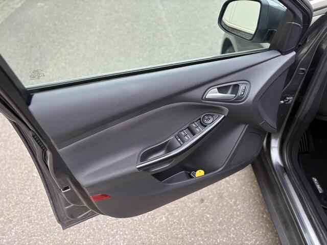 Ford FOCUS Wagon 1.0 Titanium / NAVI / CRUISE / AIRCO ECC / STUURVERWARMING / PDC / 151dkm!