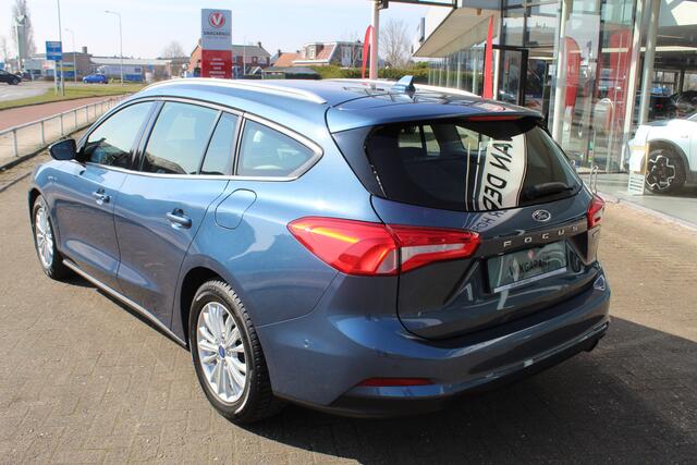 Ford FOCUS Wagon 1.0-125pk EcoBoost Mild-hybrid Titanium. Mooie, ruime, luxe en comfortabele Ford Focus wagon. Volautm. airco dual, camera, stoel-, stuur- en voorraamverw., easy entry/easy go, cruise control, Isofix, side- en lane assist, parkeersensoren v+a, LM wie