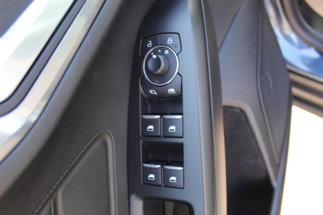Ford FOCUS Wagon 1.0-125pk EcoBoost Mild-hybrid Titanium. Mooie, ruime, luxe en comfortabele Ford Focus wagon. Volautm. airco dual, camera, stoel-, stuur- en voorraamverw., easy entry/easy go, cruise control, Isofix, side- en lane assist, parkeersensoren v+a, LM wie