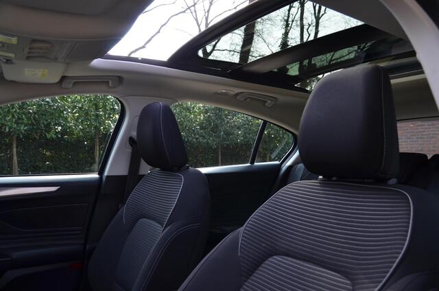Ford FOCUS 1.5 EcoBoost Titanium Business Navi/Pdc/Ecc/Led/Panoramadak/Achteruitrijcamera/Cr-Controle/Lmv/Bang & Olufsen/Trekhaak Afneembaar.