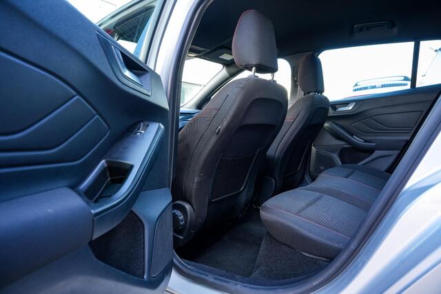 Ford FOCUS 1.0 EcoBoost Hybrid ST Line Groot Navi DAB+ Camera Cruise LED Automaat!