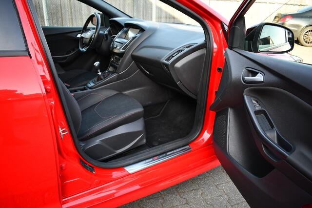Ford FOCUS 1.5 ST-Line Red Edition Carplay|Stoelverwarming