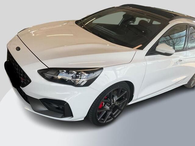 Ford FOCUS Wagon 2.3 EcoBoost ST-3 | Panoramadak | Adaptive cruise control | Winter Pack | Camera | Trekhaak | Elektrische achterklep