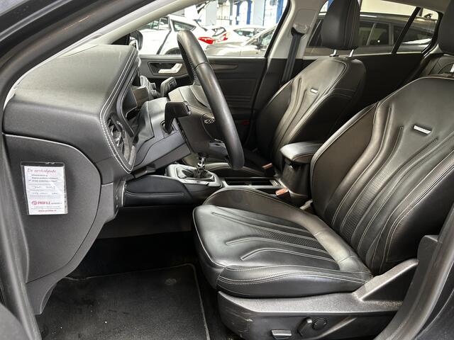 Ford FOCUS Wagon EcoBoost Hybrid 125pk Vignale | Dealer onderhouden | Trekhaak | Adapt. Cruise | Winter pack |
