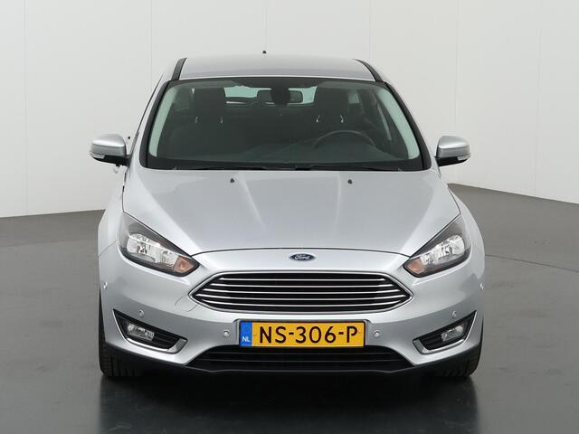 Ford FOCUS 1.0 Titanium | Trekhaak | Navigatie | Voorruitverwarming | Parkeersensoren | 17| Lichtmetalen Velgen |