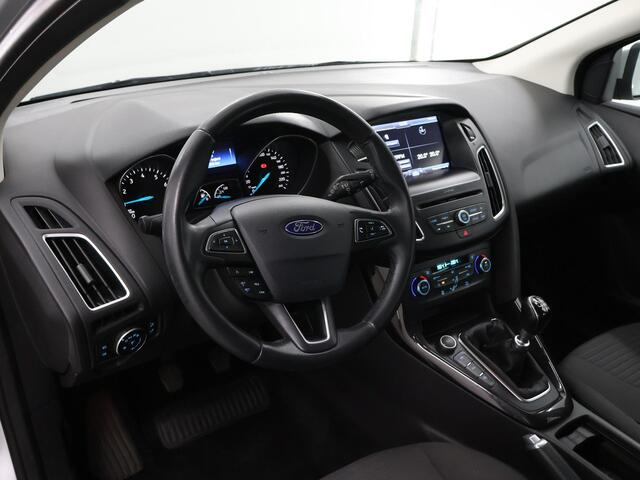Ford FOCUS 1.0 Titanium | Trekhaak | Navigatie | Voorruitverwarming | Parkeersensoren | 17| Lichtmetalen Velgen |
